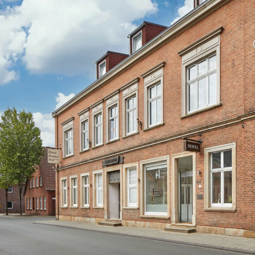 Außenansicht vom Hotel Hoeker Hof mit Zufahrt und Umgebung