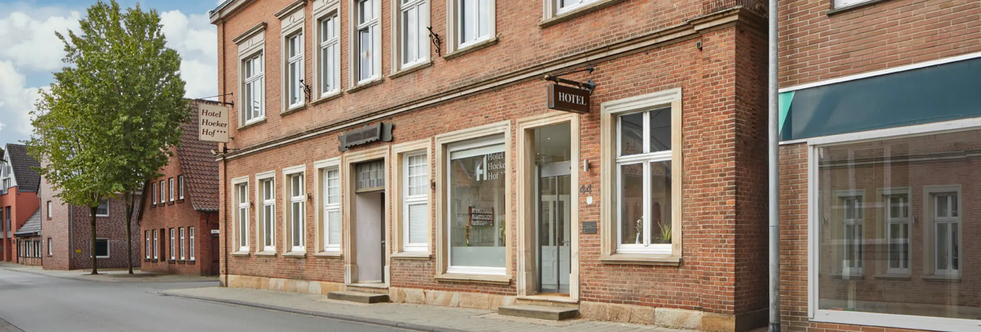 Außenansicht vom Hotel Hoeker Hof mit Zufahrt und Umgebung