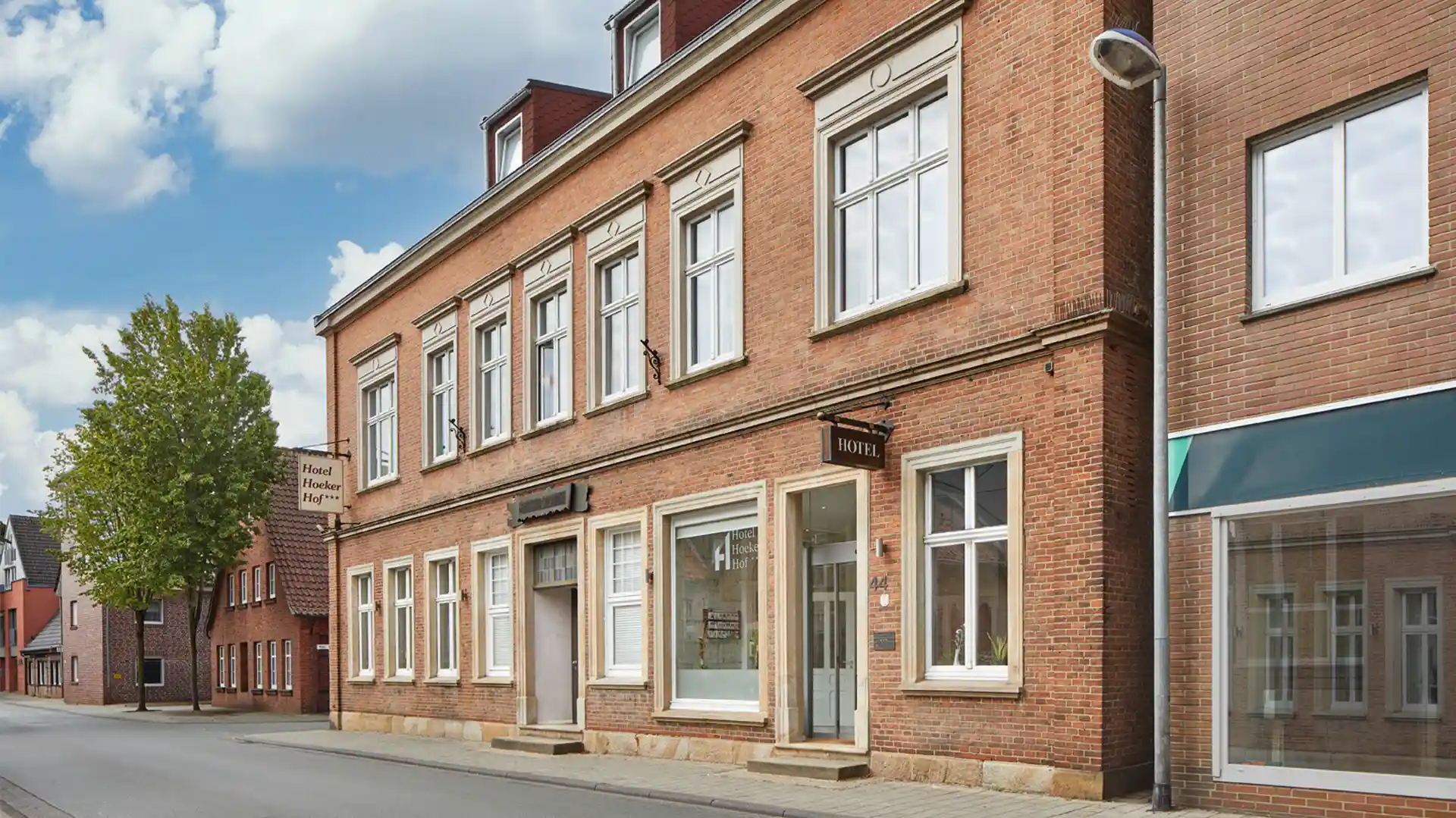 Außenansicht vom Hotel Hoeker Hof mit Zufahrt und Umgebung