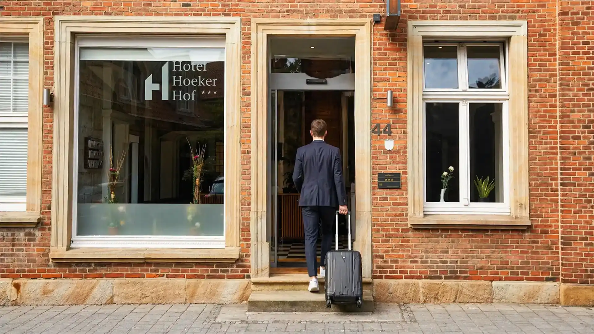 Gast kommt am Hotel an